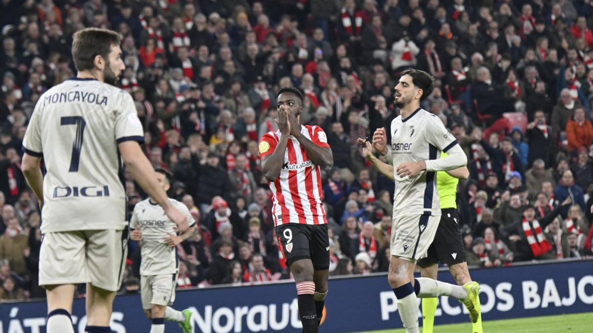 Iñaki Williams lamenta una de las ocasiones falladas en la eliminación ante Osasuna. / BORJA GUERRERO