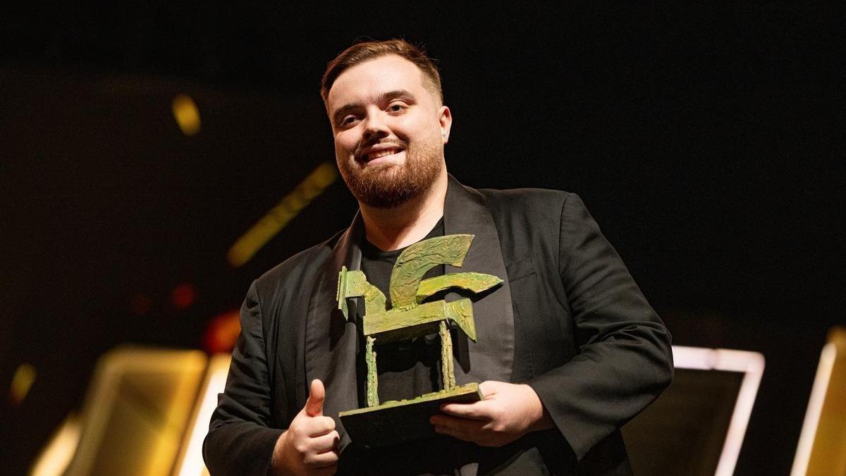 El streamer Ibai Llanos recoge un premio durante la gala de entrega de los Premios Ondas 2023.