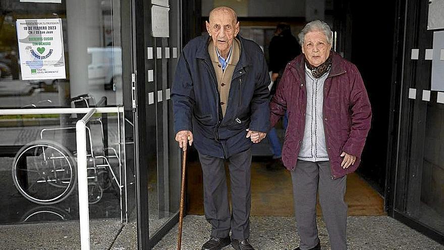 Blas y María salen de una revisión en el Centro de Salud Iturrama. “Ya nos hemos curado”, dice él. “Ahora que nos saquen guapos”, dice ella. Piloto y copilota ponen rumbo a su casa.