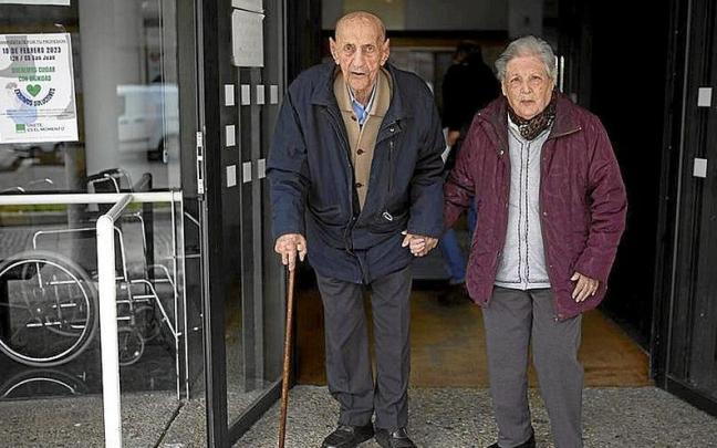 Blas y María salen de una revisión en el Centro de Salud Iturrama. “Ya nos hemos curado”, dice él. “Ahora que nos saquen guapos”, dice ella. Piloto y copilota ponen rumbo a su casa. Blas y María salen de una revisión en el Centro de Salud Iturrama. “Ya nos hemos curado”, dice él. “Ahora que nos saquen guapos”, dice ella. Piloto y copilota ponen rumbo a su casa.