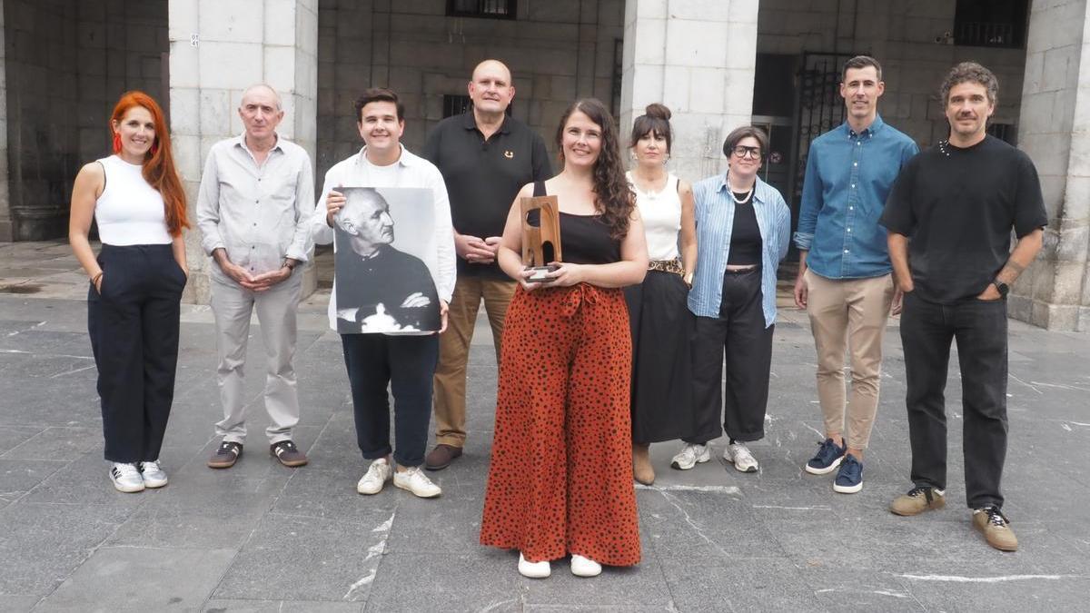 Estitxu Irisarri posa con el trofeo de Arturo Andrade junto a los representantes del Ayuntamiento, Danobat Group, Elkar y los miembros del jurado.