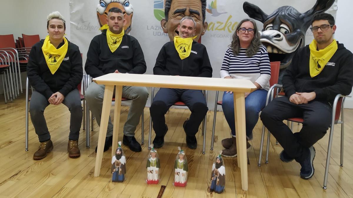 Presentación de las miniaturas de Mari y Basajaun en Lazkao.