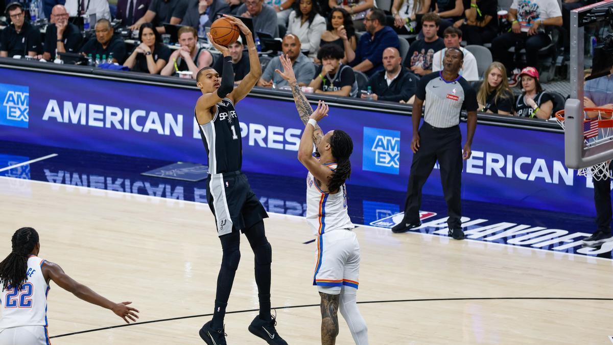 Victor Wembanyama lanza a canasta ante los Oklahoma City Thunder.