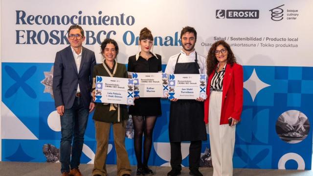 Los premiados, en el centro: Lola Palacio, Esther Merino y Jon Iñaki Yurrebasso.