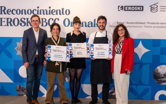Los premiados, en el centro: Lola Palacio, Esther Merino y Jon Iñaki Yurrebasso.