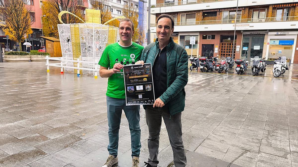 Eduardo Murguia, representante de Begisare, e Ibon Muñoz, gerente del Bidasoa Atletiko Taldea.