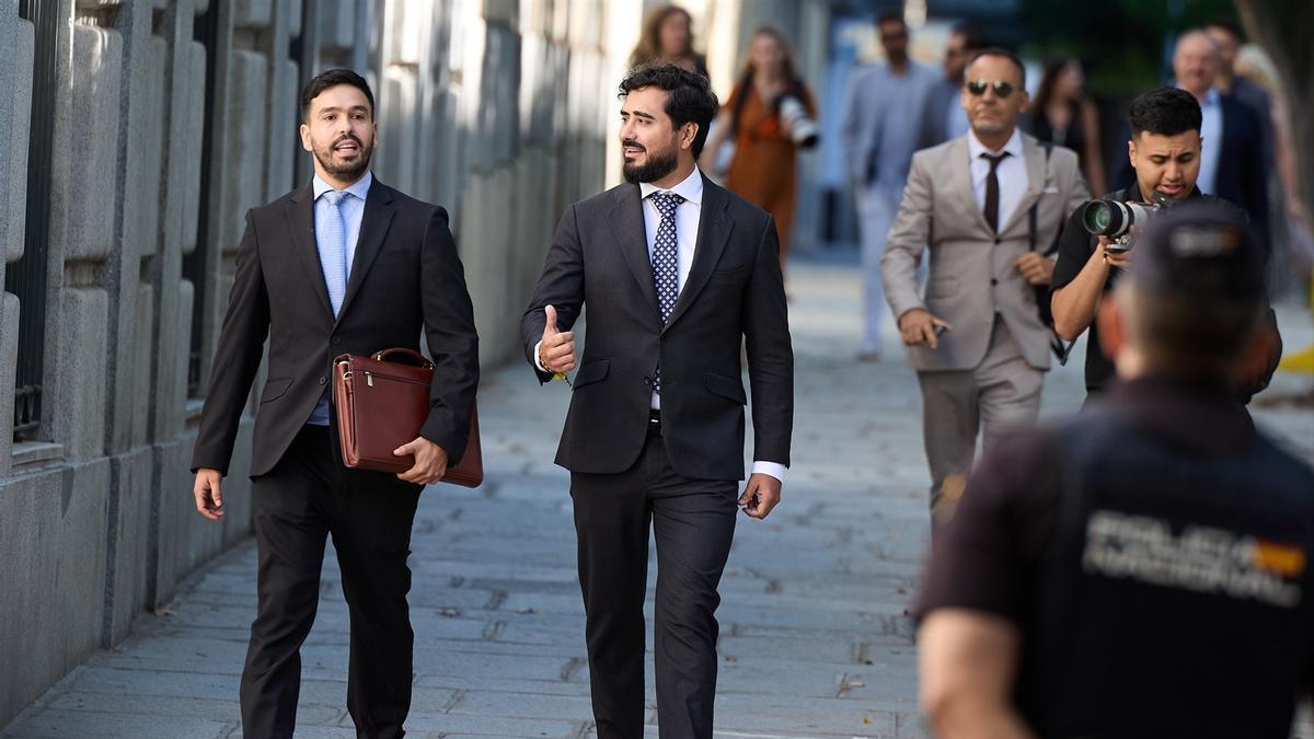 El eurodiputado y líder de Se Acabó La Fiesta (SALF), Luis 'Alvise' Pérez (c), a su llegada para declarar en el Tribunal Supremo, a 11 de julio de 2025.