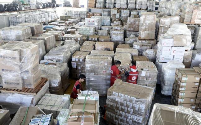 Toneladas de ayuda humanitaria con destino a Gaza en un almacén de Arish, en Egipto.