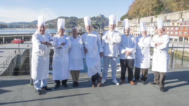 Foto de archivo de cocineros de la Nueva Cocina Vasca: Juan José Castillo,Juan Mari Arzak,Tatus Fombellida, Pedro Subijana, Ramón Roteta, Luis Irizar, Xabier Zapirain, Manolo Iza.