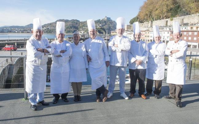 Foto de archivo de cocineros de la Nueva Cocina Vasca: Juan José Castillo,Juan Mari Arzak,Tatus Fombellida, Pedro Subijana, Ramón Roteta, Luis Irizar, Xabier Zapirain, Manolo Iza.