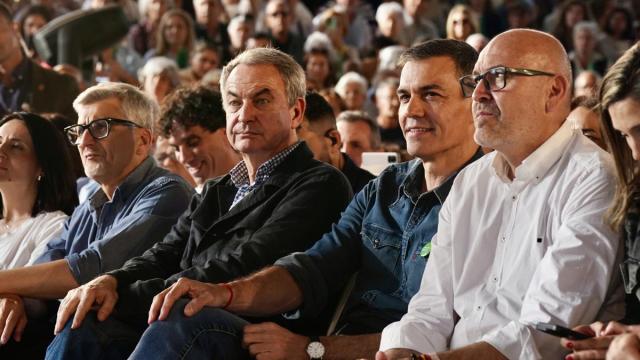 El secretario general del PSOE y presidente del Gobierno, Pedro Sánchez (2d), junto al expresidente del Gobierno, José Luis Rodríguez Zapatero.