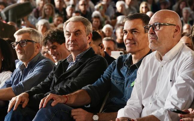 El secretario general del PSOE y presidente del Gobierno, Pedro Sánchez (2d), junto al expresidente del Gobierno, José Luis Rodríguez Zapatero.