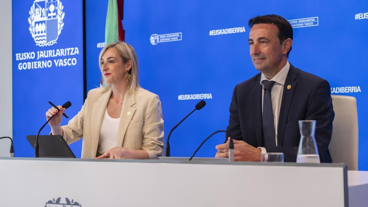 La portavoz del Gobierno vasco, Maria Ubarretxena, y el vicelehendakari segundo, el socialista Mikel Torres, el lunes en la rueda de prensa que informó de la decisión.