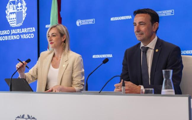 La portavoz del Gobierno vasco, Maria Ubarretxena, y el vicelehendakari segundo, el socialista Mikel Torres, el lunes en la rueda de prensa que informó de la decisión. / Irekia La portavoz del Gobierno vasco, Maria Ubarretxena, y el vicelehendakari segundo, el socialista Mikel Torres, el lunes en la rueda de prensa que informó de la decisión.