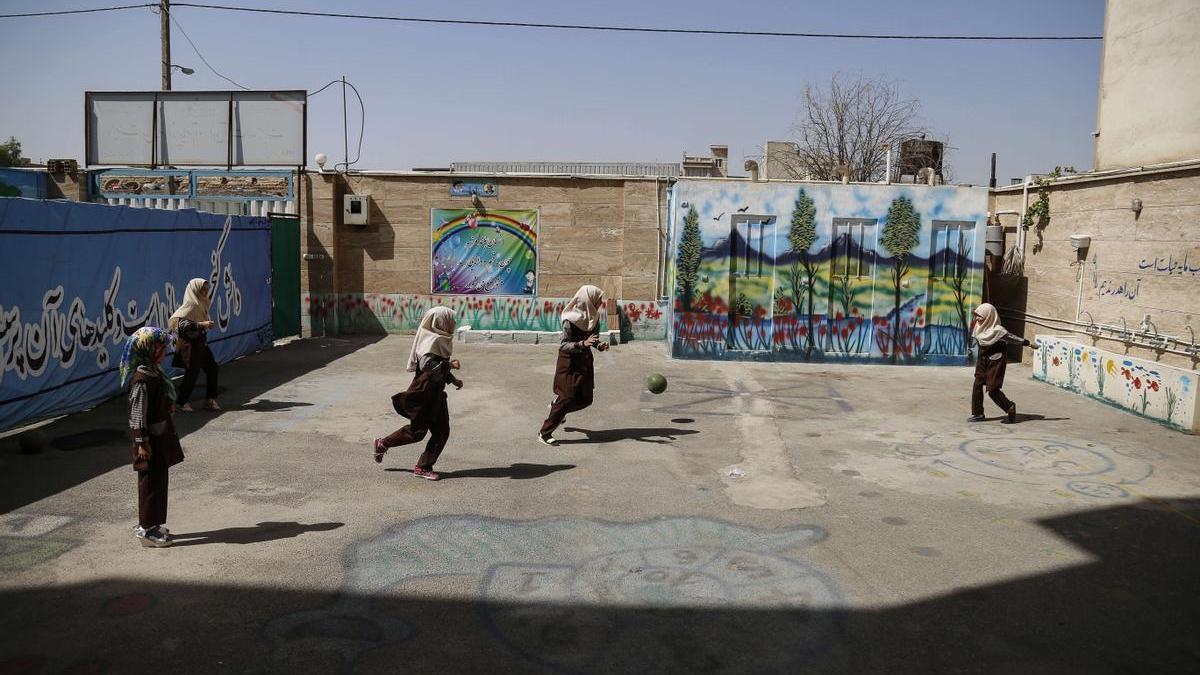 Varias niñas juegan en un colegio en Teherán.