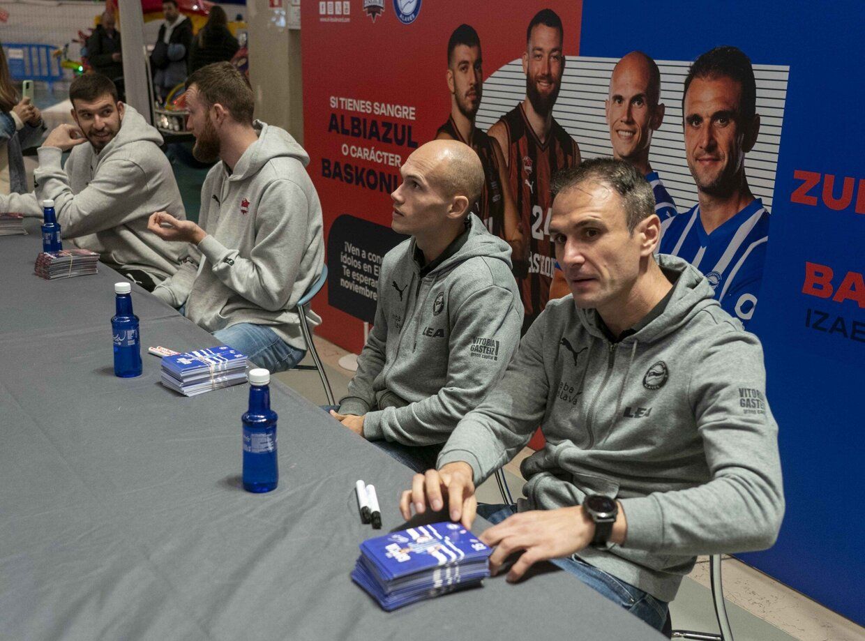 Jugadores de Baskonia y Alavés, durante una firma de autógrafos anterior. Foto: Alex Larretxi