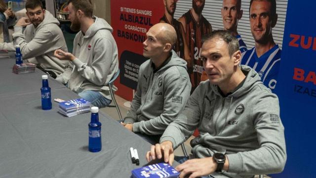 Jugadores de Baskonia y Alavés, durante una firma de autógrafos anterior. Foto: Alex Larretxi Jugadores de Baskonia y Alavés, durante una firma de autógrafos anterior. Foto: Alex Larretxi