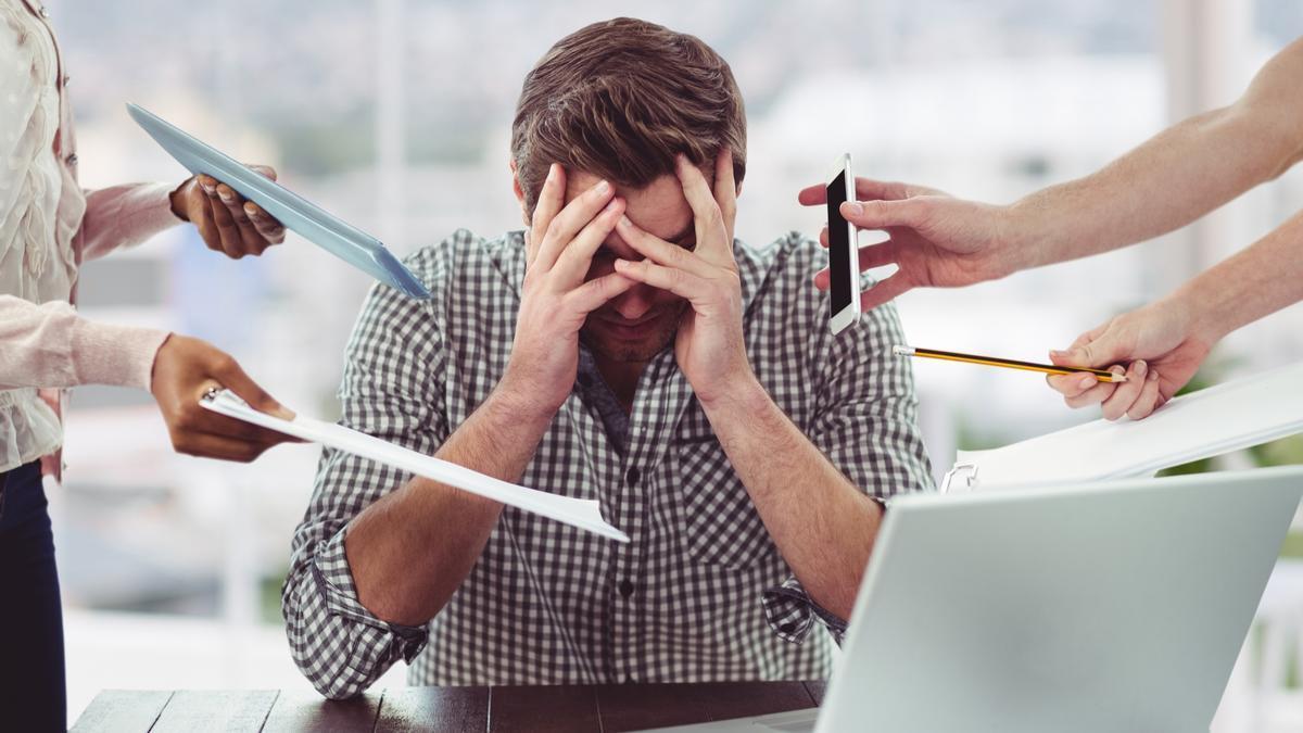 Un hombre sometido a una fuerte presión en el trabajo.