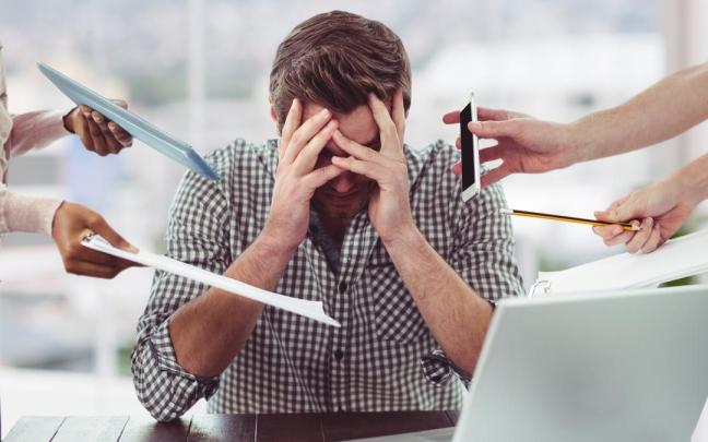 Un hombre sometido a una fuerte presión en el trabajo. Un hombre sometido a una fuerte presión en el trabajo.