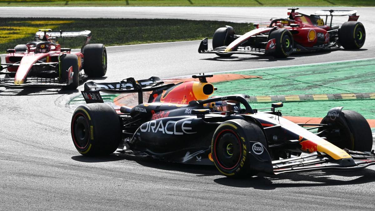 Max Verstappen (Red Bull) por delante de Carlos Sainz y Charles Leclerc (Ferrari) en el Gran Premio de Italia de Fórmula 1.