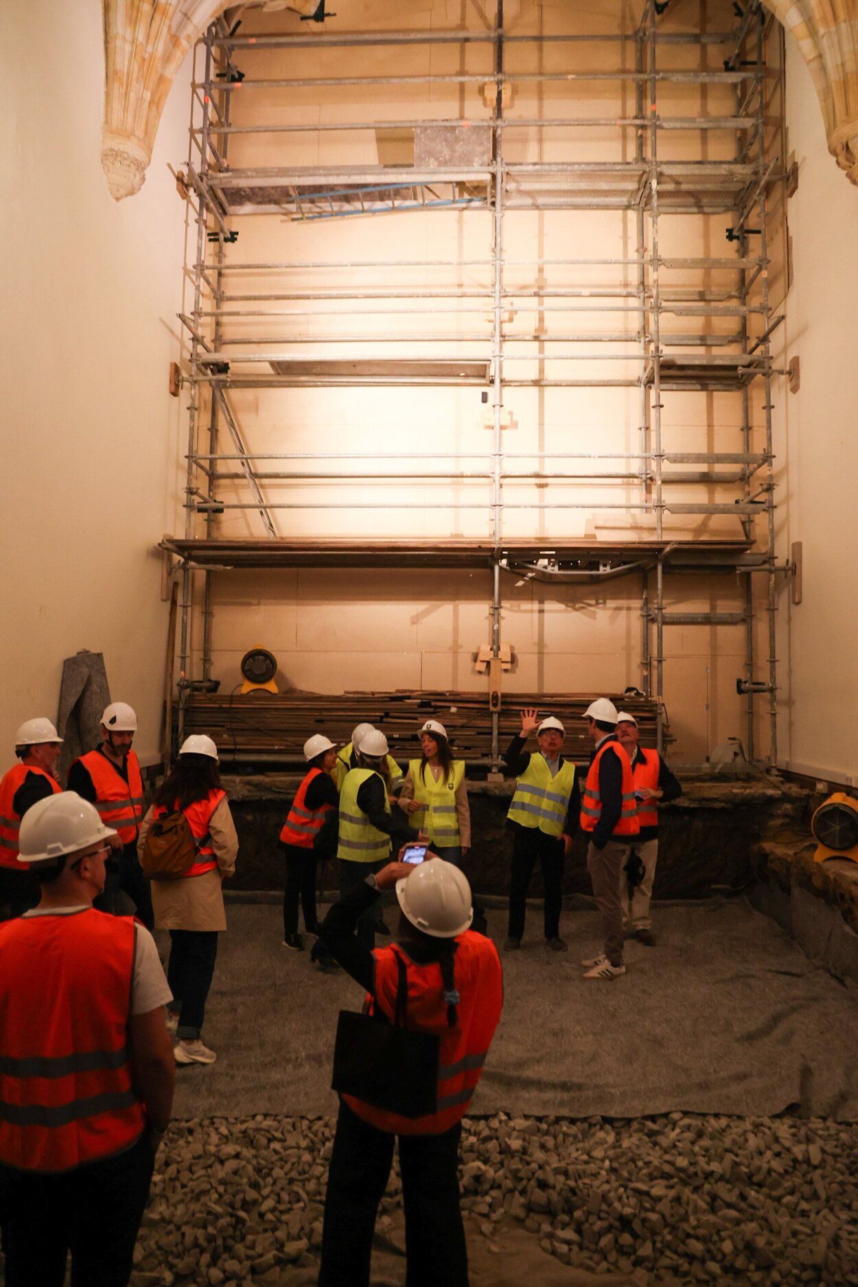 En la capilla se ha retirado el pavimento de madera existente y se han eliminado los rellenos hasta alcanzar la cota del nuevo suelo, de modo que, una vez concluidas las obras, el espacio quedará nivelado con el patio.