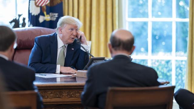 Trump habla por teléfono en una imagen de archivo.