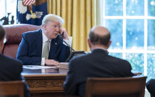 Trump habla por teléfono en una imagen de archivo.