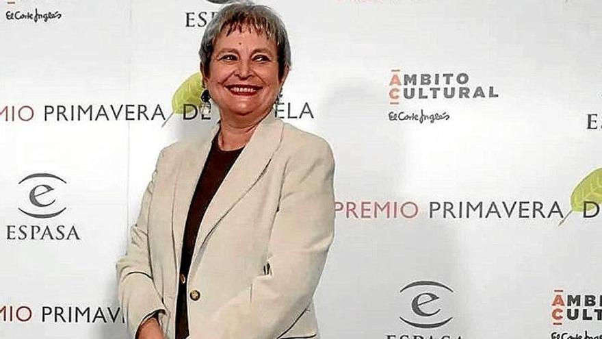 Laescritora Elvira Roca Barea ha ganado el Premio Primavera 2023 con su primera novela.