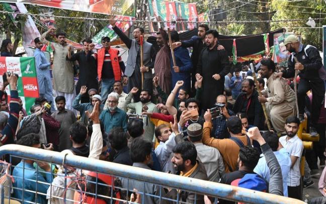 Seguidores de Imran Khan en los exteriores de la vivienda en la que se ha atrincherado.