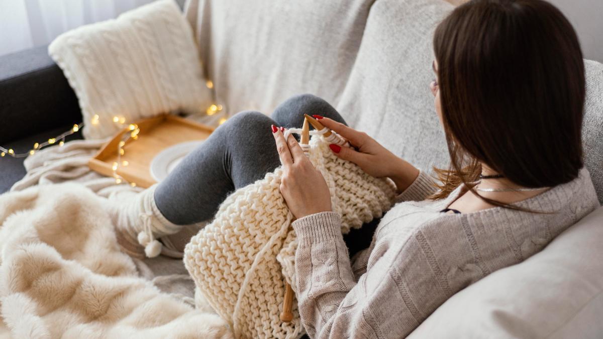 Una joven descansa en su salón