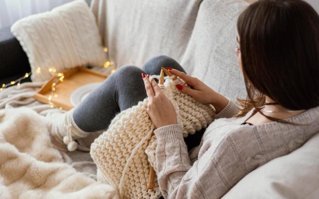 Una joven descansa en su salón
