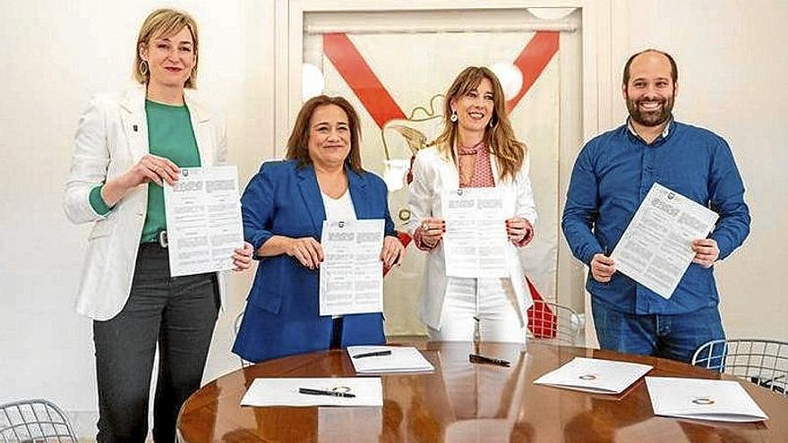 Firma ayer en Oñati del acuerdo a cuatro bandas. | FOTO: GFA