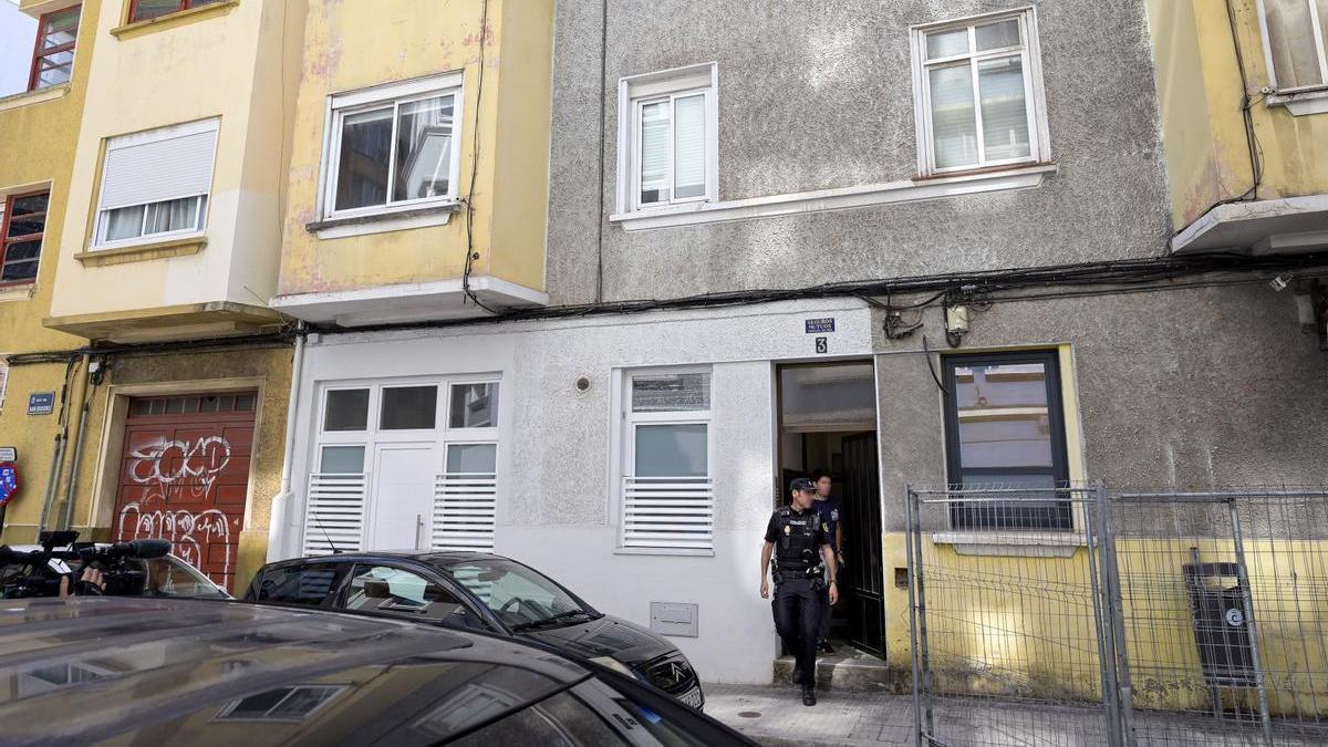 Dos agentes de la Policía Nacional en el lugar del crimen machista de A Coruña.