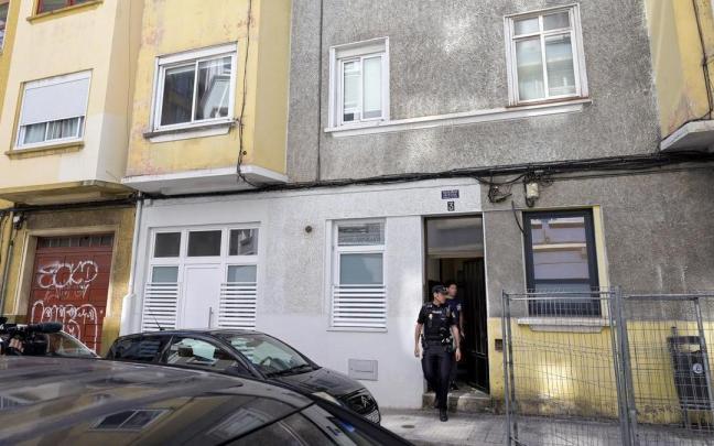 Dos agentes de la Policía Nacional en el lugar del crimen machista de A Coruña. / EFE Dos agentes de la Policía Nacional en el lugar del crimen machista de A Coruña.