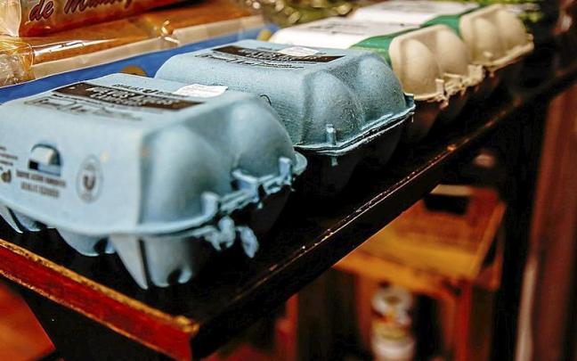 Varias cajas de huevos en una frutería, un alimento que se ha encarecido un 42% en Euskadi. | FOTO: E.P.