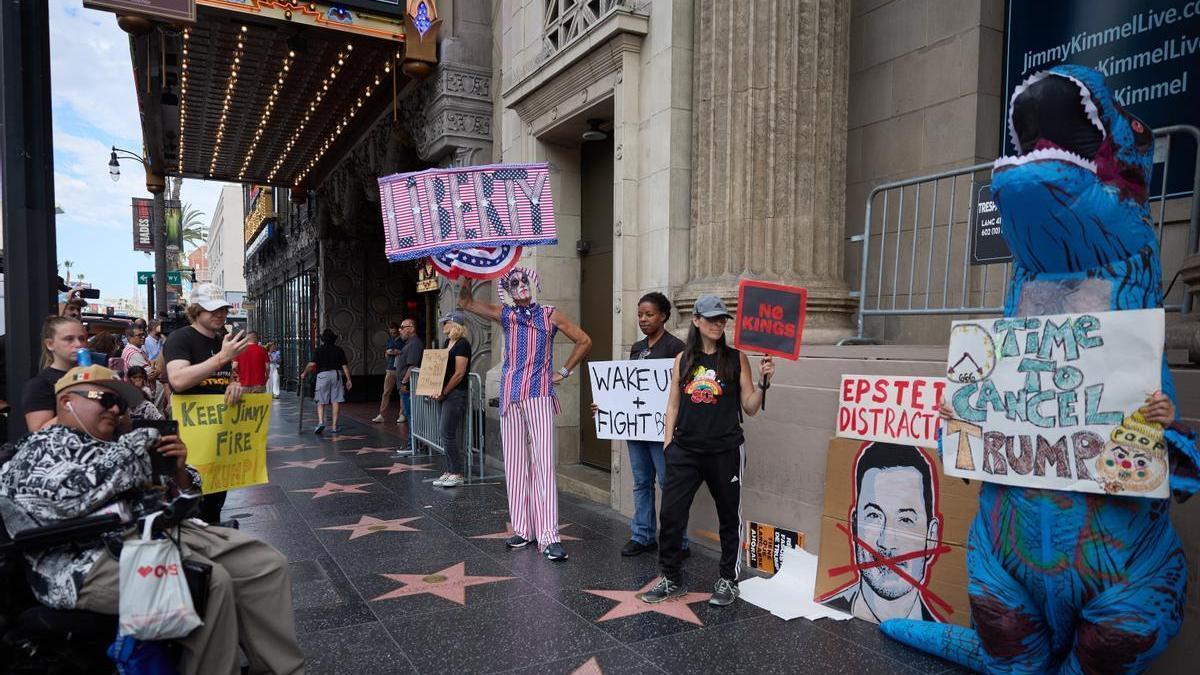 Protestas contra Trump ante el estudio de Los Ángeles en el que se graba el programa de Jimmy Kimmel.