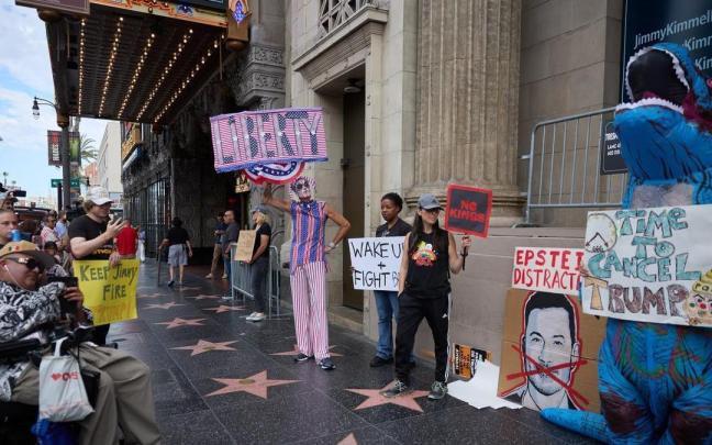 Protestas contra Trump ante el estudio de Los Ángeles en el que se graba el programa de Jimmy Kimmel.