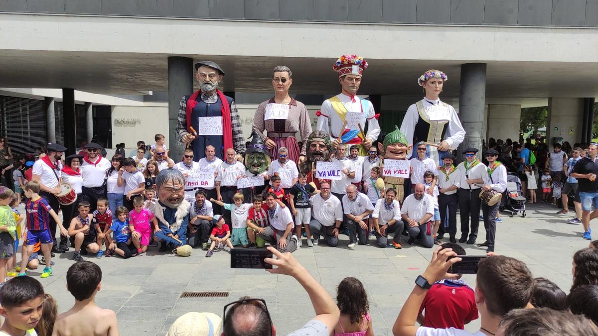 Protesta junto a los porches de la Casa Consitorial.