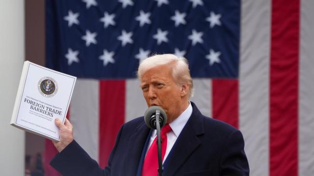 El presidente de Estados Unidos, Donald Trump, durante el esperpéntico acto en que anunció los nuevos aranceles que impondrá su país / Andrew Leyden El presidente de Estados Unidos, Donald Trump, durante el esperpéntico acto en que anunció los nuevos aranceles que impondrá su país