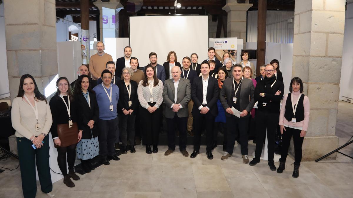 El vicepresidente Aierdi, con participantes en la clausura del programa Eguralt.