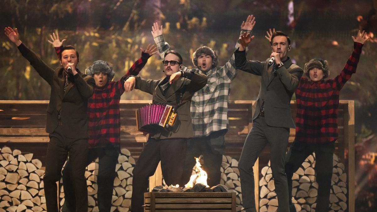 Los suecos KAJ presentan su tema 'Bara Bada Bastu' en la primera semifinal de Eurovisión 2025.