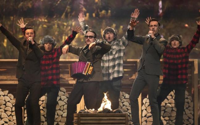 Los suecos KAJ presentan su tema 'Bara Bada Bastu' en la primera semifinal de Eurovisión 2025. / EFE Los suecos KAJ presentan su tema 'Bara Bada Bastu' en la primera semifinal de Eurovisión 2025.