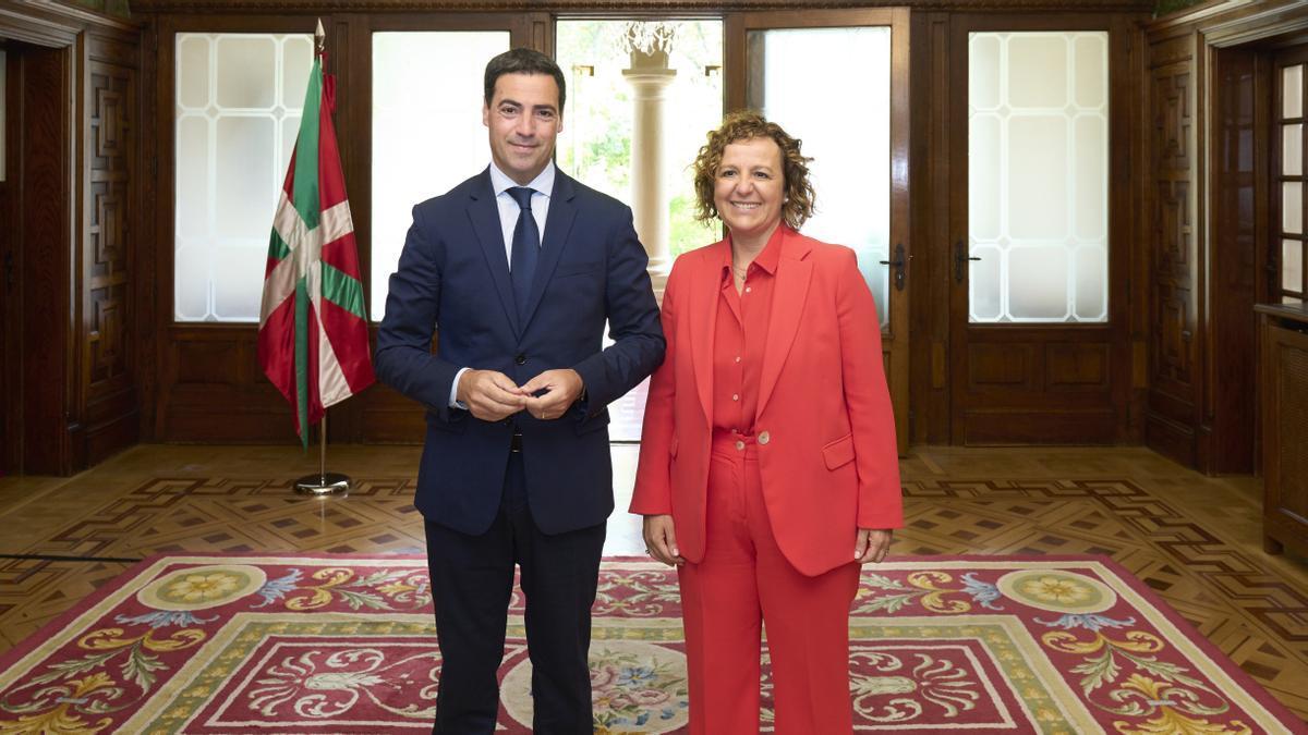 El lehendakari Imanol Pradales y la presidenta de Confebask, Tamara Yagüe, antes de la reunión de ayer en Ajuria Enea.