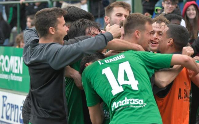 Jugadores del Sestao River celebran uno de los goles de Yurrebaso
