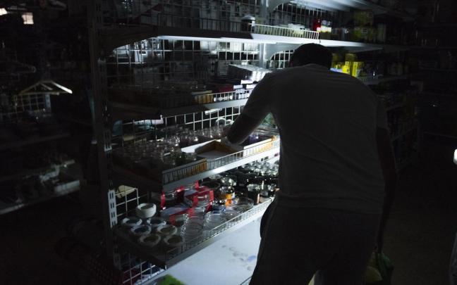 Interior de una ferretería durante el apagón | Europa Press