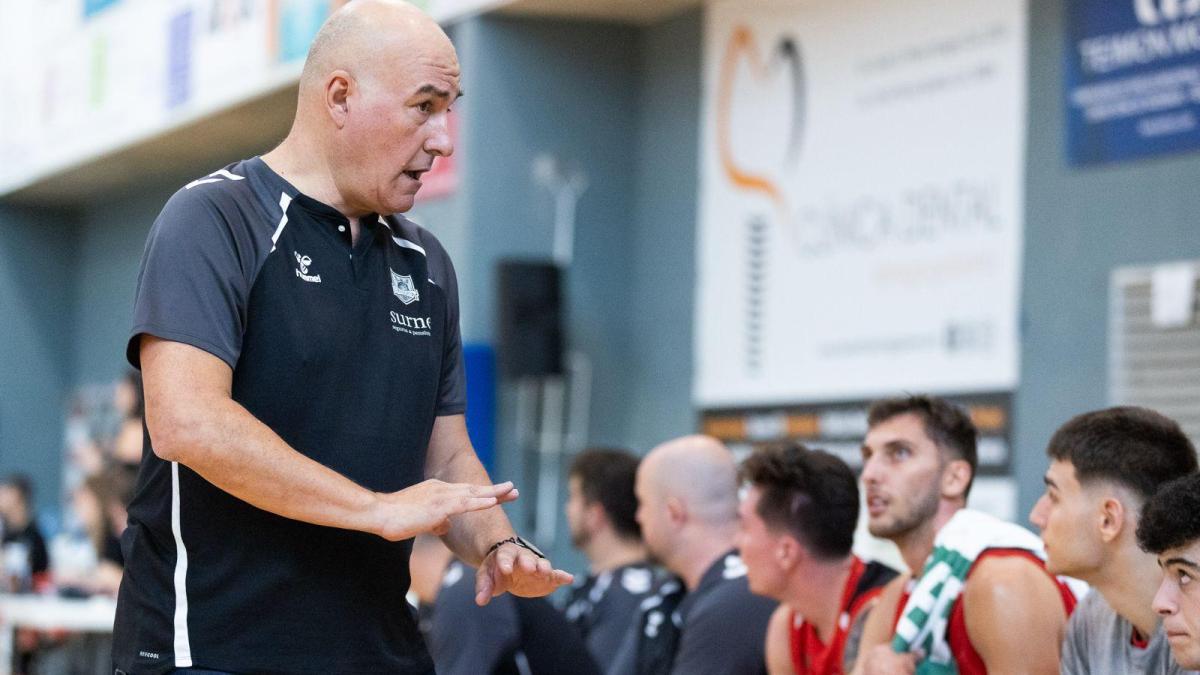 Jaume Ponsarnau dando indicaciones a sus jugadores / Bilbao Basket