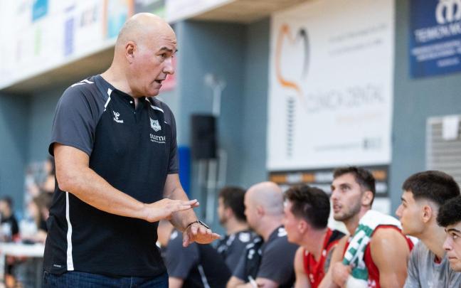 Jaume Ponsarnau dando indicaciones a sus jugadores / Bilbao Basket