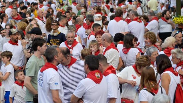 Chupinazo de fiestas de San Fermin en Pasaia Antxo