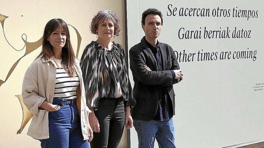 La consejera de Cultura Rebeca Esnaola, el director artístico de Punto de Vista, Manuel Asín, y la directora ejecutiva Teresa Morales.