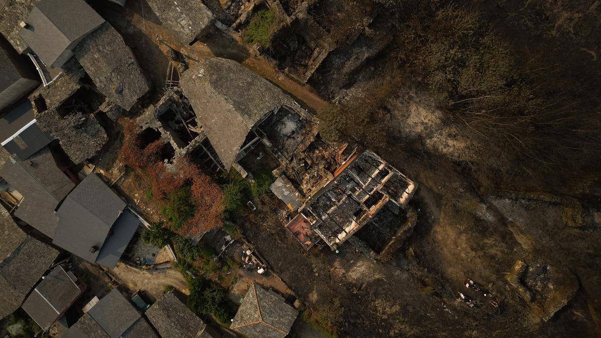 Vista aérea tras el incendio, a 20 de agosto de 2025, en Cernego, Ourense
